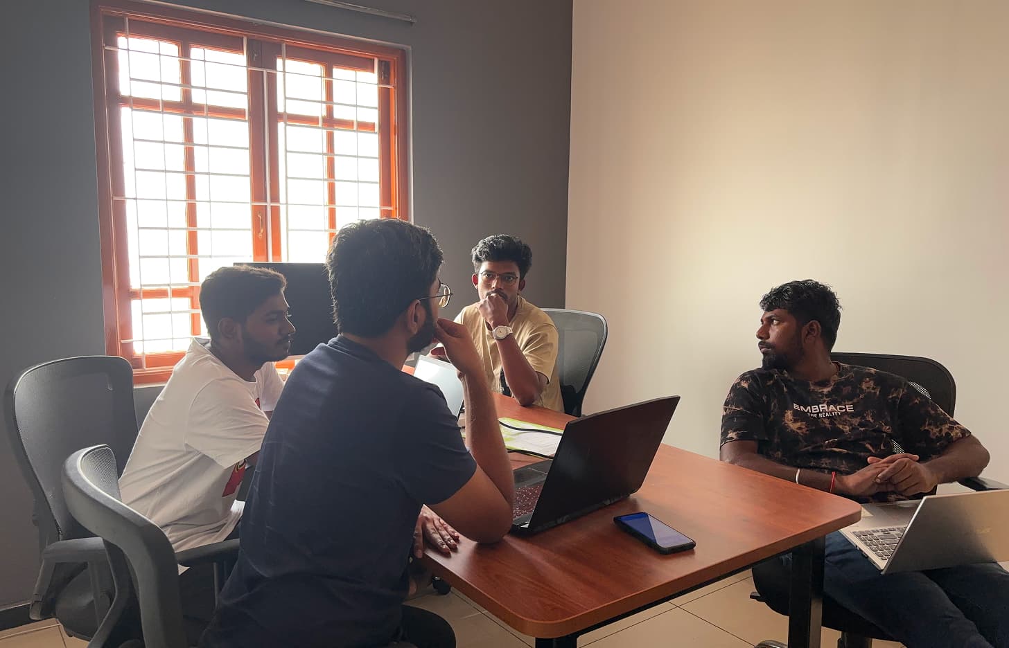 Working session around a desk in the office